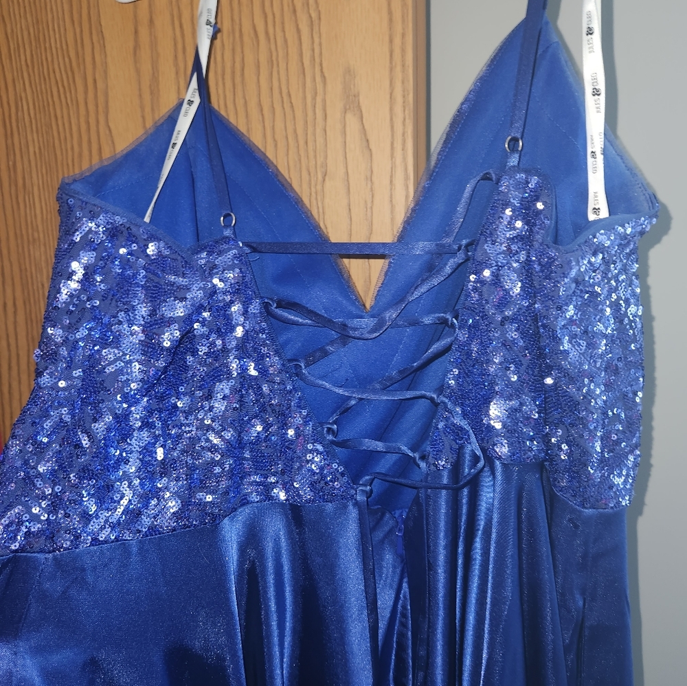 PROM DRESS - Picture 2 of 9